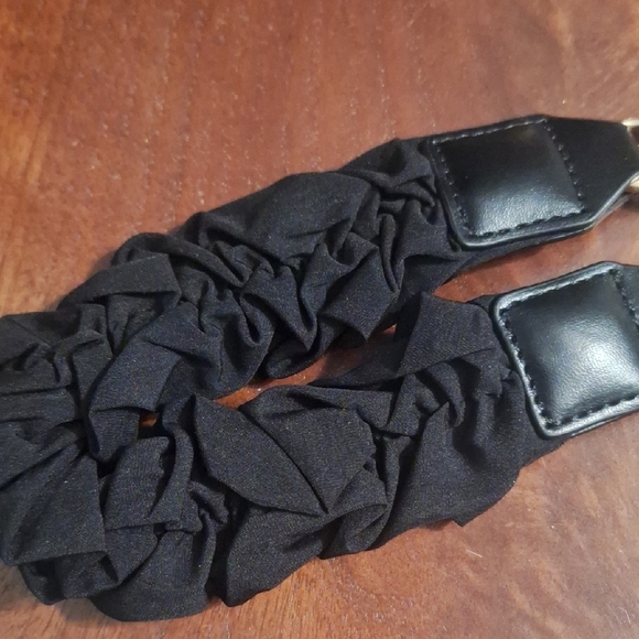 Elegant Black and Gold Women's Phone Wrist Strap Accessory Set - Picture 5 of 5